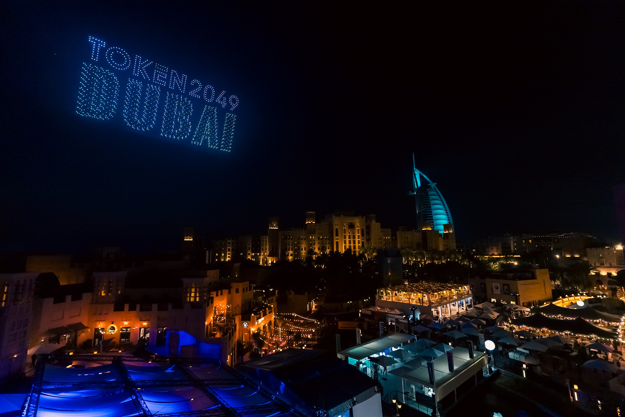 1500 drones creating the TOKEN2049 Dubai logo.